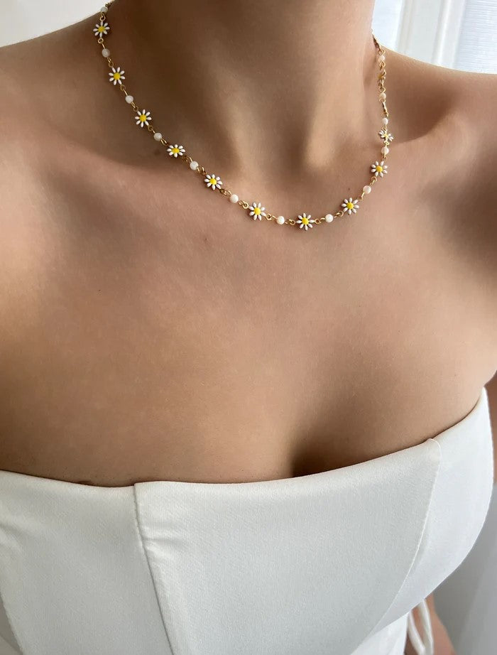 White Daisy Necklace