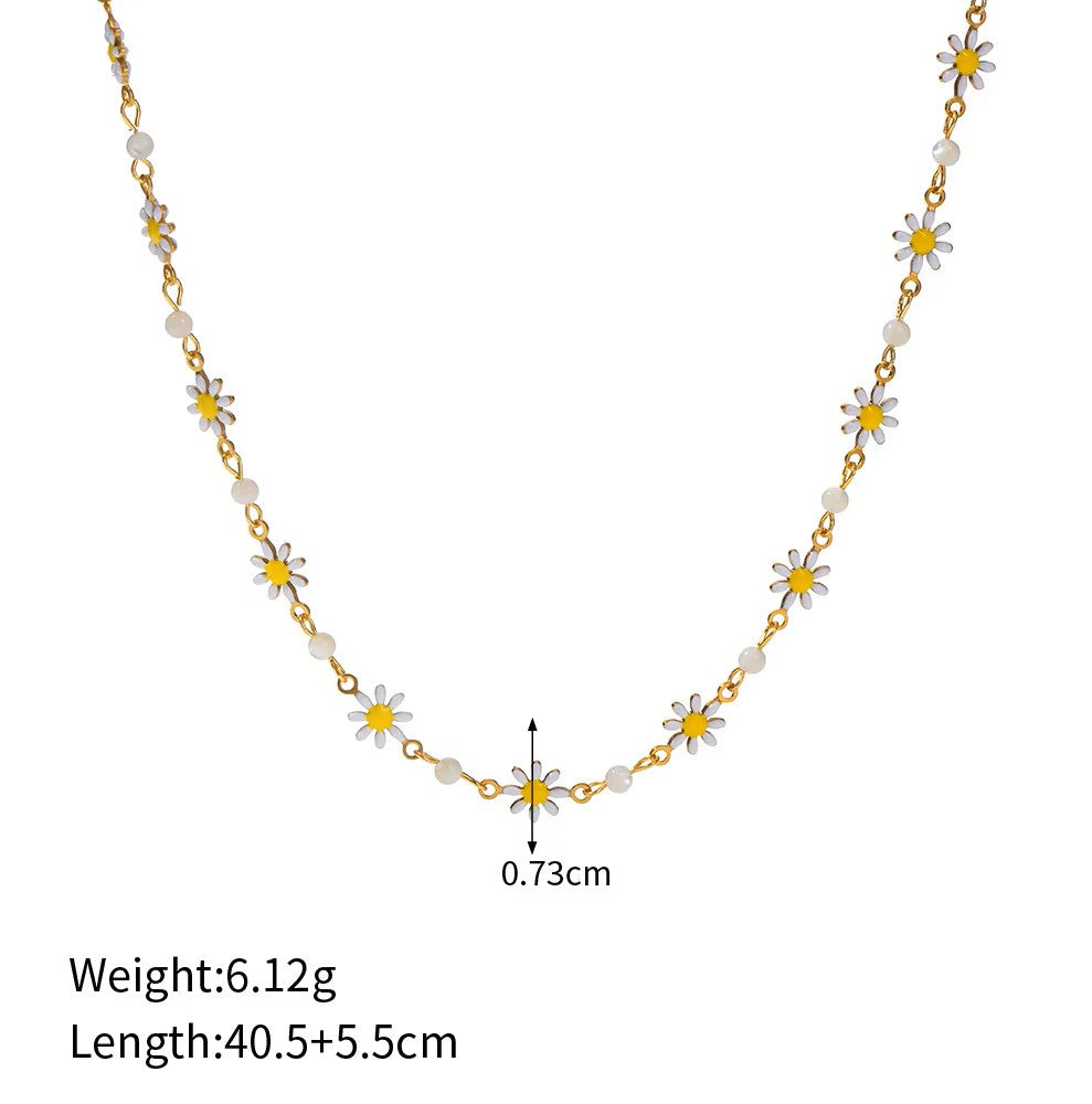 White Daisy Necklace