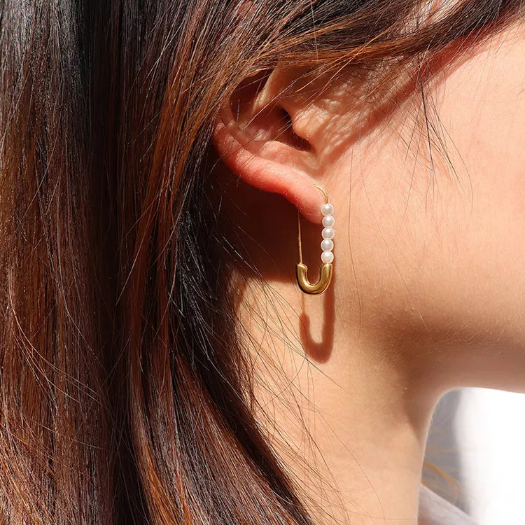 Safety pin pearl earrings - RosyWine
