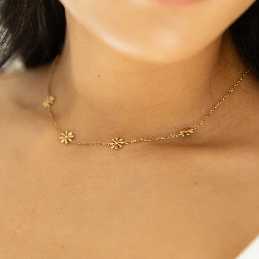 Elizia Daisy Necklace