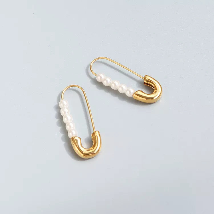 Safety pin pearl earrings - RosyWine 